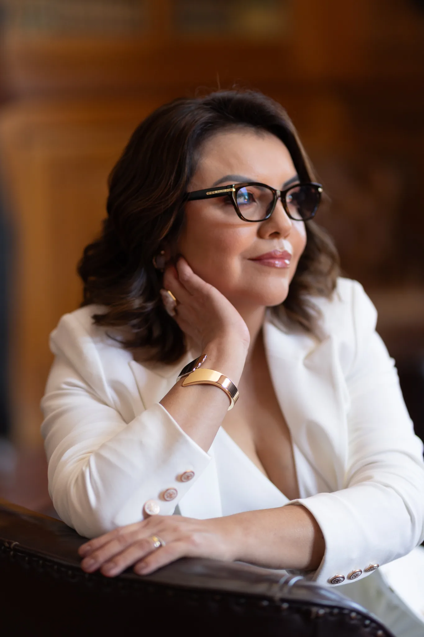 Dra. Mary Salazar em retrato profissional, usando blazer branco